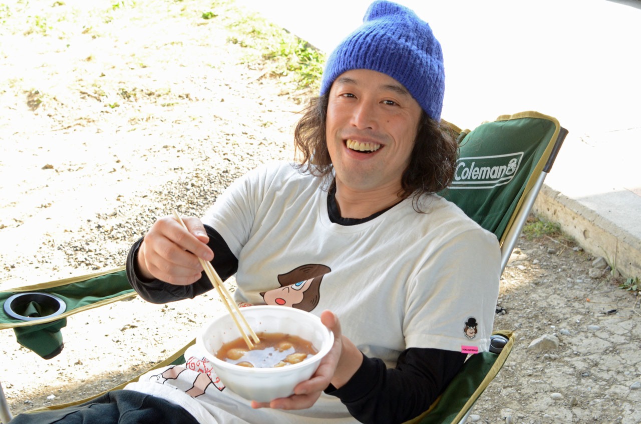 芋煮を味わうエレキコミックやつい。