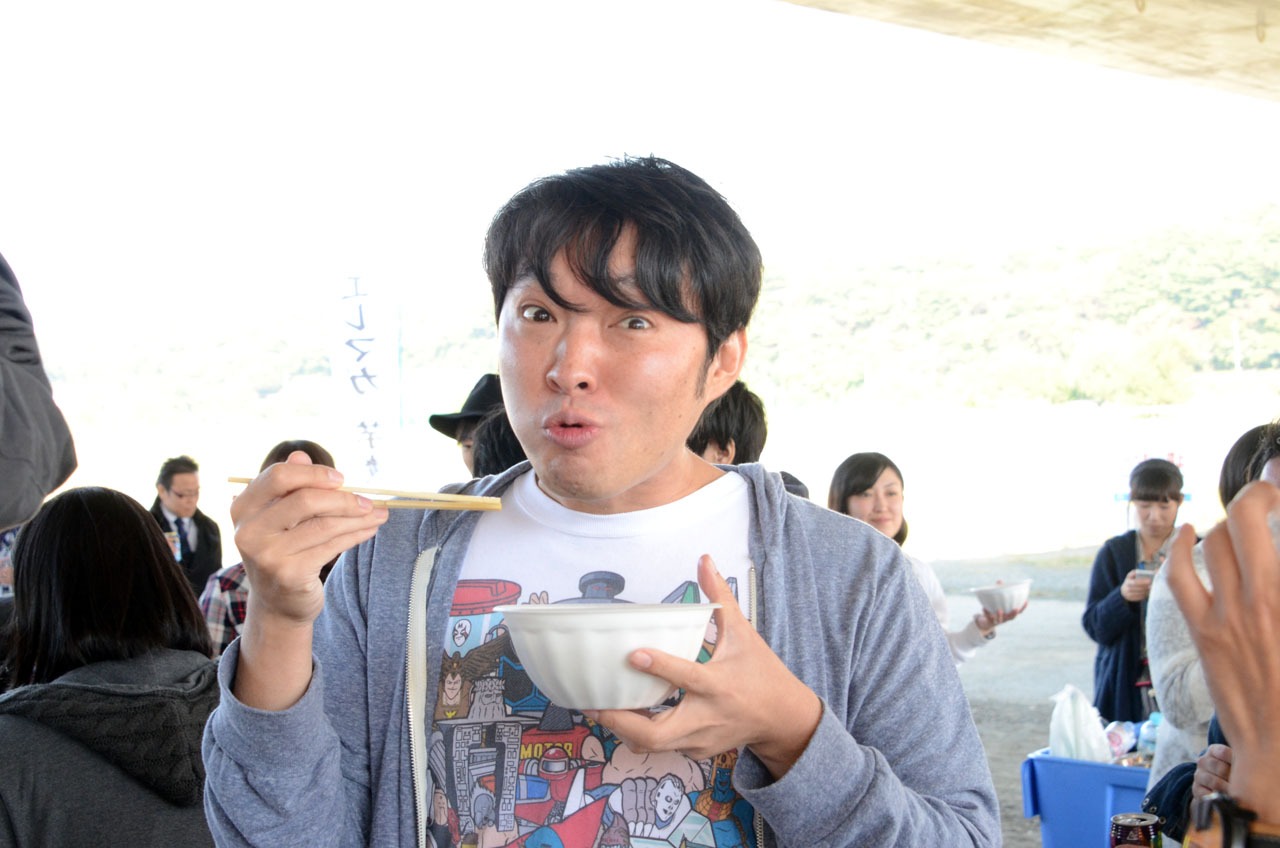 芋煮を味わうエレキコミック今立。