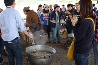 「エレマガ。芋煮会」の様子。
