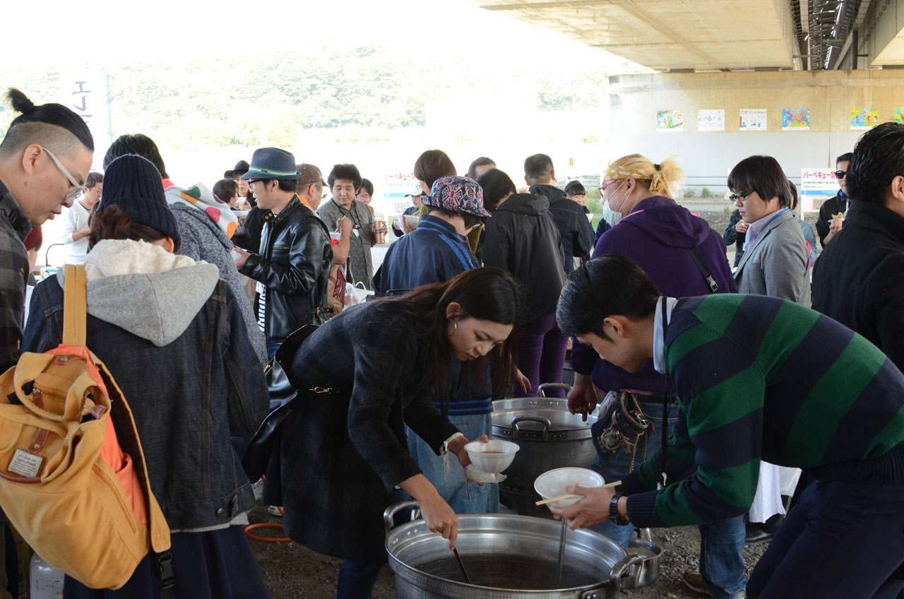 「エレマガ。芋煮会」の様子。