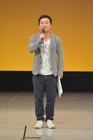 MCの月亭八光。