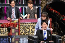 斎藤美海のマッサージを受ける有吉弘行（右手前）。(c)日本テレビ