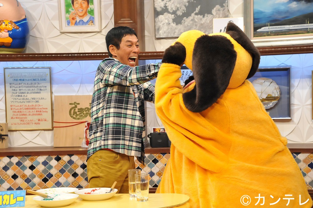 まんまコーナーでカラフルすぎるカレーを試食する明石家さんま（左）とまんま。