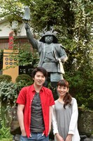 「大阪環状線 ひと駅ごとの愛物語」に出演する尾上松也、舞羽美海（左から）。(c)関西テレビ