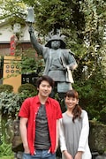 「大阪環状線 ひと駅ごとの愛物語」に出演する尾上松也、舞羽美海(左から)。(c)関西テレビ