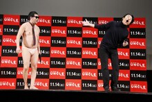 福山雅治に見えるポーズを披露する大山英雄（右）。