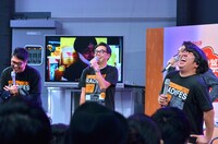 「JUNK」公開イベントに出演した（左から）おぎやはぎ、バナナマンと、イベント途中にリスナーへのプレゼントを購入する南海キャンディーズ山里（モニター内）。