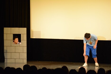 「ダブルブッキング単独ライブ2015『Apology～謝罪～』」の様子。