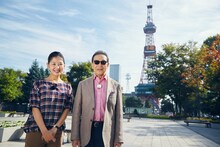 北海道・札幌を訪れた（左から）桑子真帆（NHKアナウンサー）、タモリ。(c)NHK