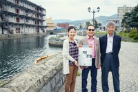 北海道・小樽を訪れた（左から）桑子真帆（NHKアナウンサー）、タモリ。(c)NHK