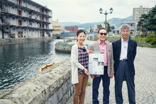 北海道・小樽を訪れた（左から）桑子真帆（NHKアナウンサー）、タモリ。(c)NHK