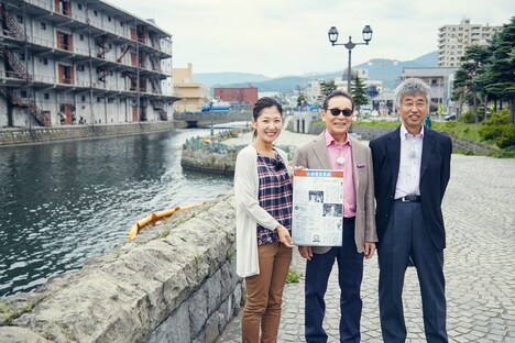 北海道・小樽を訪れた（左から）桑子真帆（NHKアナウンサー）、タモリ。(c)NHK