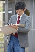 参加者からお題を出してもらい、即興でイラストを描く芦沢。