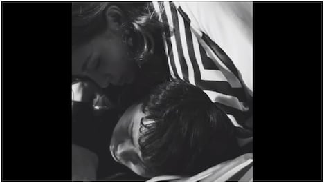 「Story」ミュージックビデオのワンシーン。