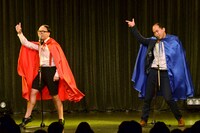 「夢物語」（タッキー＆翼）を披露するトレンディエンジェル。