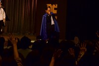 歌いながら客席へ降りるトレンディエンジェル斎藤。