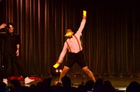 “オタ芸”を披露するトレンディエンジェルたかし。