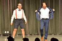 リズムネタを披露するトレンディエンジェル。