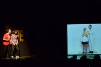 ボーカロイドをテーマとしたコントのワンシーン。