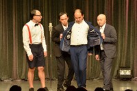 ジャニーズJr.のシステムを採り入れた漫才のワンシーン。