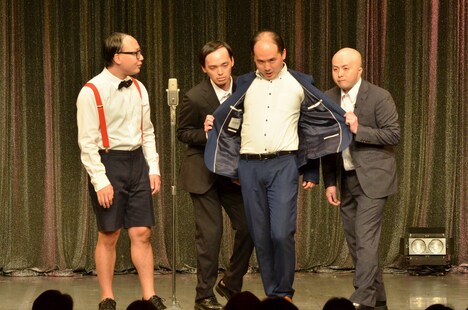 ジャニーズJr.のシステムを採り入れた漫才のワンシーン。