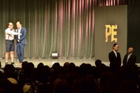 ジャニーズJr.のシステムを採り入れた漫才のワンシーン。