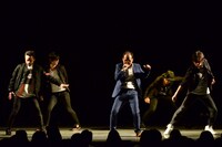 K-POPナンバーを歌うトレンディエンジェル斎藤（中央）。