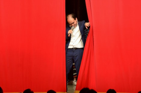 最後の挨拶を終えて幕が閉じかけたところで、「ちょっと待ったー！」と幕の間から姿を見せるトレンディエンジェル斎藤。