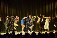 「R.Y.U.S.E.I.」を披露する出演者たち。