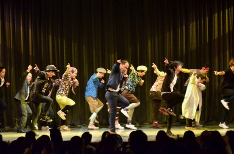 「R.Y.U.S.E.I.」を披露する出演者たち。