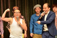 ランニングマンにかけたランニングシャツ姿でライブにオチを付けたトレンディエンジェルたかし（左）。