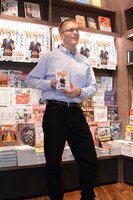 自著「日本のみなさんにお伝えしたい48のWhy」の囲み取材に出席した厚切りジェイソン。