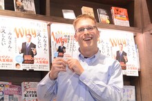 自著「日本のみなさんにお伝えしたい48のWhy」の囲み取材に出席した厚切りジェイソン。