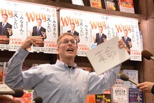 “革命”という文字に対する疑問を絶叫する厚切りジェイソン。