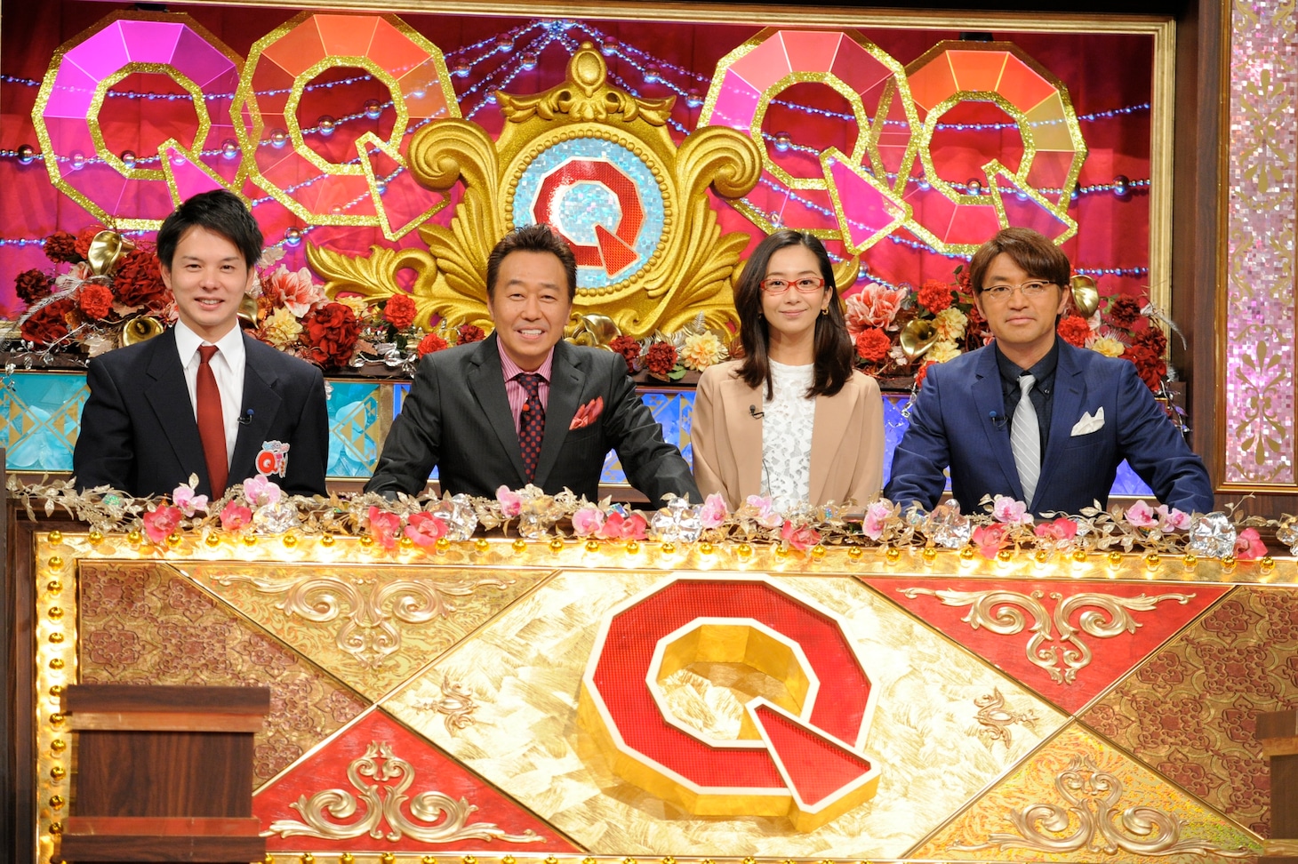 「ぶっちゃけ寺＆Qさま!! 合体3時間SP」の「Qさま!!」パートに出演するさまぁ～ずと優香（右から2人目）、清水俊輔テレビ朝日アナウンサー（左端）。(c)テレビ朝日