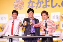 ビールで乾杯する（左から）照英、要潤、狩野英孝。