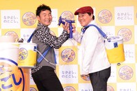 突如イベントに乱入したダチョウ倶楽部の（左から）肥後、上島。