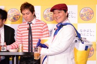 背中に背負ったサーバーからビールを注ぐダチョウ倶楽部・上島。