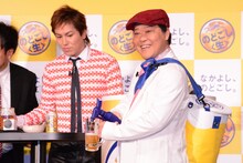 背中に背負ったサーバーからビールを注ぐダチョウ倶楽部・上島。