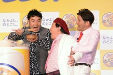 熱々のちくわを食べさせられるダチョウ倶楽部・上島（中央）。