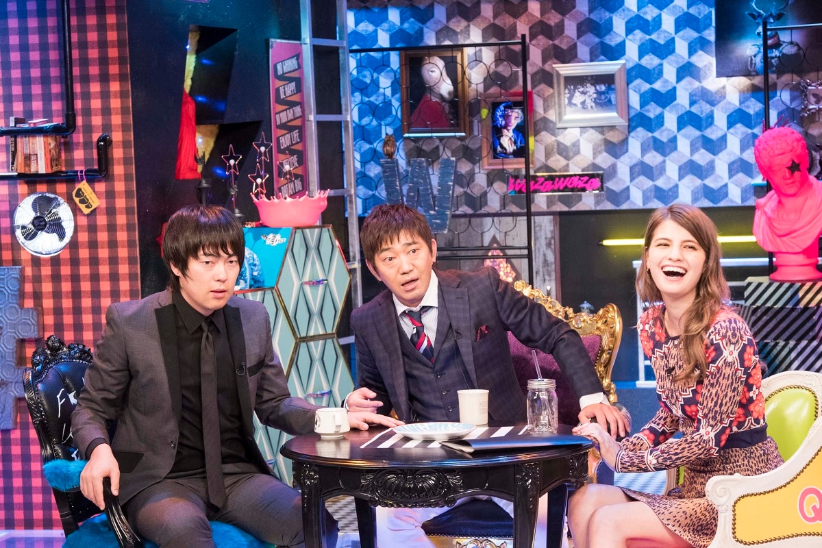 「わざわざ言うテレビ」収録中の様子。左からウーマンラッシュアワー村本、メッセンジャー黒田、マギー。