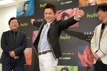 「HEROES」でおなじみの「ヤッター！」のポーズを決めるスピードワゴン井戸田潤（中央）。