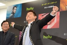 「HEROES」でおなじみの「ヤッター！」のポーズを決めるスピードワゴン井戸田潤（右）。