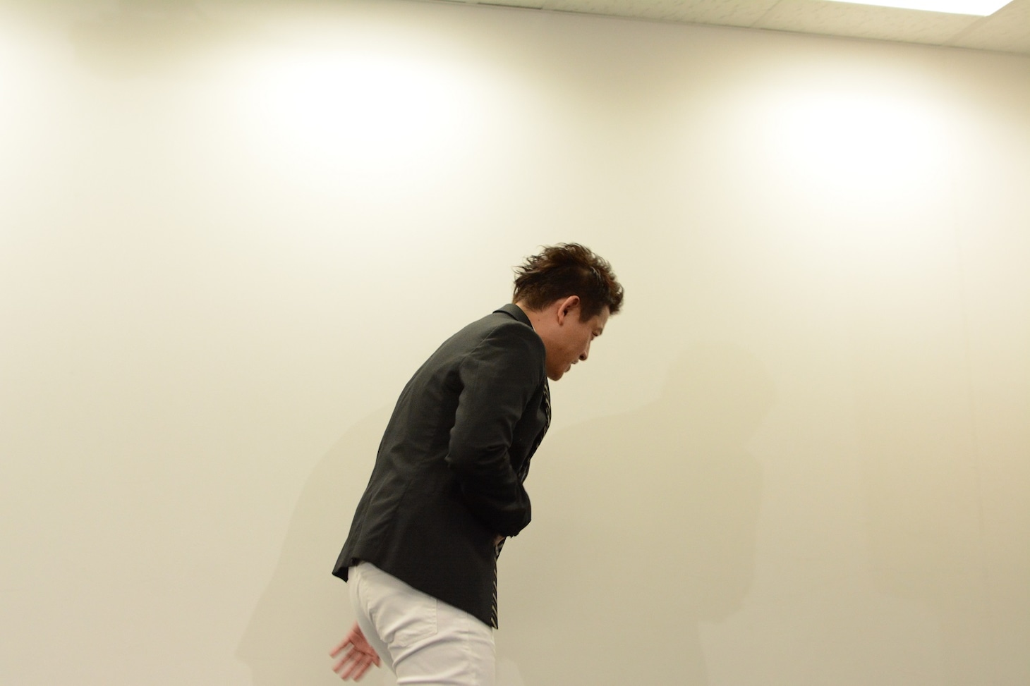 腹痛を訴え、会場から立ち去るスピードワゴン井戸田。