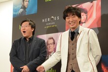 マシ・オカ（左）の「あまーい！」に感激するスピードワゴン小沢一敬（右）。