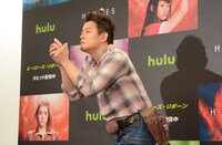 五郎丸ポーズを披露するスピードワゴン井戸田（中央）。