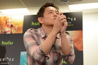 五郎丸ポーズを披露するスピードワゴン井戸田。