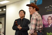 マシ・オカ（左）にネタ中に使用するヴィブラスラップを鳴らしてもらうスピードワゴン井戸田（右）。