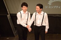 ゆったり感、ニューヨーク、いぬによる即興コントの様子。