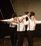 ゆったり感、ニューヨーク、いぬによる即興コントの様子。